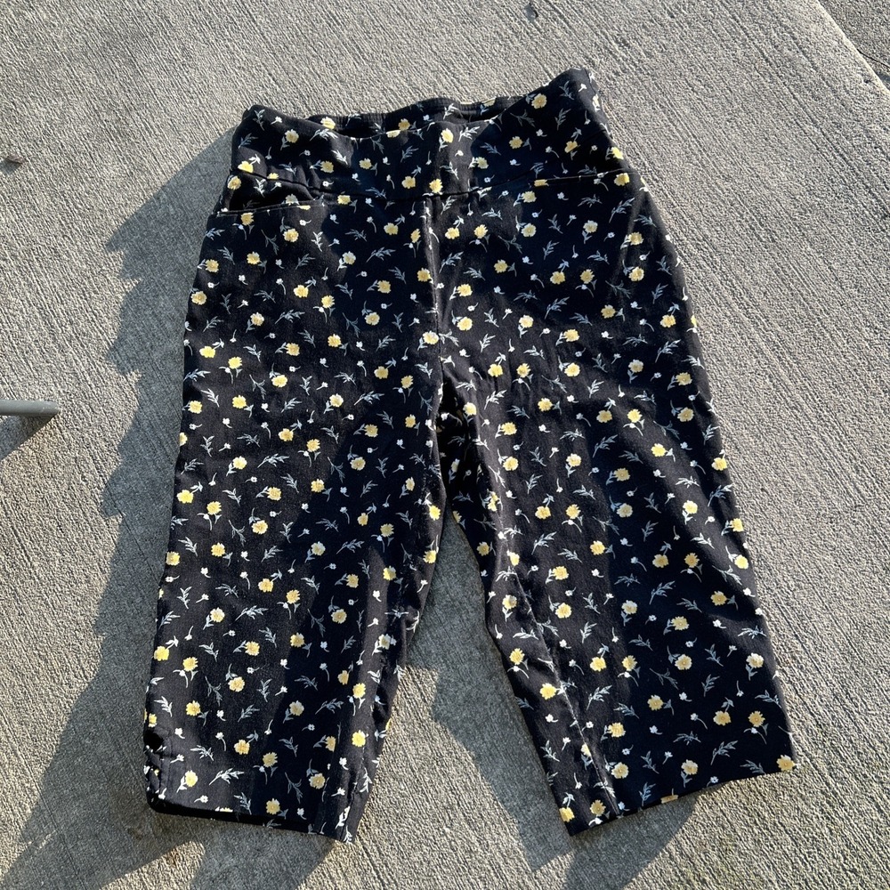 Briggs Black Floral Capri Pants Pull On Size 12 Stretch Cotton Cropped 32" x 17"